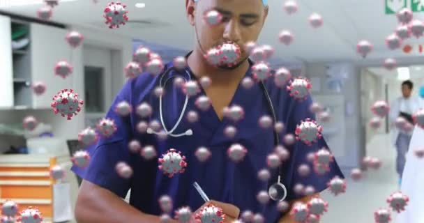 用带听诊器的混合种族男医生对着相机对漂浮的巨细胞Covid 19进行动画 Covid Coronavirus大流行病概念期间的医务人员 — 图库视频影像