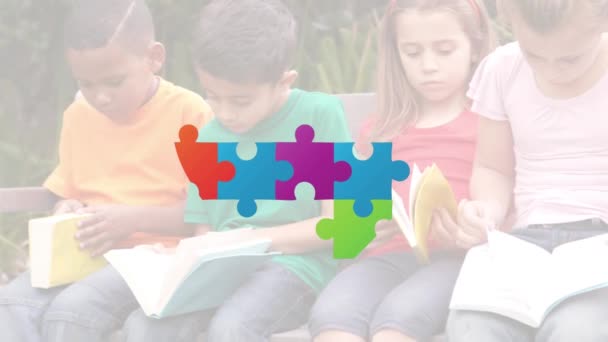 背景に本を読んでいる子供たちとハート自閉症啓発月間のシンボルを形成する複数の色のパズル要素のアニメーション 自動認識サポートコンセプトデジタル複合体 — ストック動画