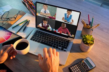 Öğretmenin, okulda birden fazla öğrenciyle video konferansı yapması. uzak öğrenim çevrimiçi eğitim kavramı