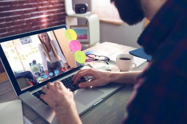 Fotoğraf apps midsection yaratıcı düzenleyicisinin üstünde laptop yazmaya karşı