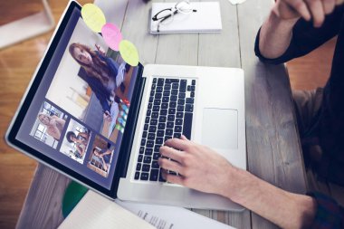Müzik app midsection yaratıcı düzenleyicisinin üstünde laptop çalışma karşı