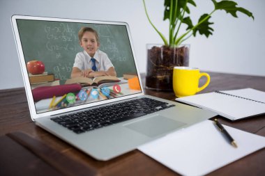 Beyaz öğrencilerin öğrenme yetenekleri bilgisayar ekranında görüntülendi. Çevrimiçi eğitim karantina süresince evde tek başına kalıyor..