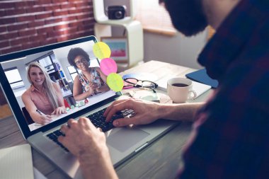 Fotoğraf apps midsection yaratıcı düzenleyicisinin üstünde laptop yazmaya karşı