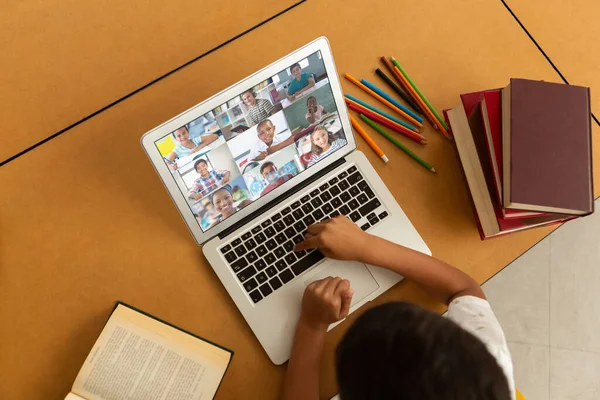 Vegyes Iskolás Fiú Laptopot Használ Videóhívásra Férfi Tanárral Iskolai Barátokkal — Stock Fotó