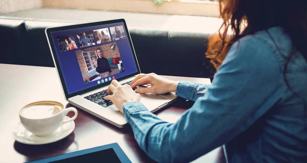 Mujer Caucásica Teniendo Videollamada Con Compañeros Trabajo Reunión Línea Trabajando —  Fotos de Stock