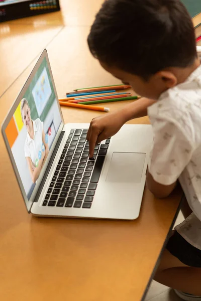 Gemischte Rasse Schüler Mit Laptop Auf Videoanruf Mit Lehrerin Online — Stockfoto
