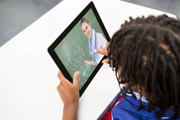 Schüler Mit Gemischter Rasse Mit Digitalem Tablet Auf Videoanruf Mit — Stockfoto