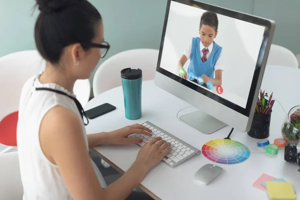 Enseignante Ayant Appel Vidéo Avec Étudiant Masculin Sur Ordinateur École — Photo