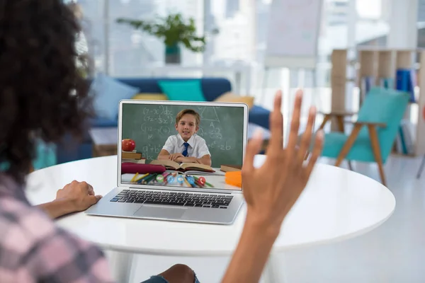 Professora Feminina Raça Mista Usando Laptop Acenando Videochamada Com Estudante — Fotografia de Stock