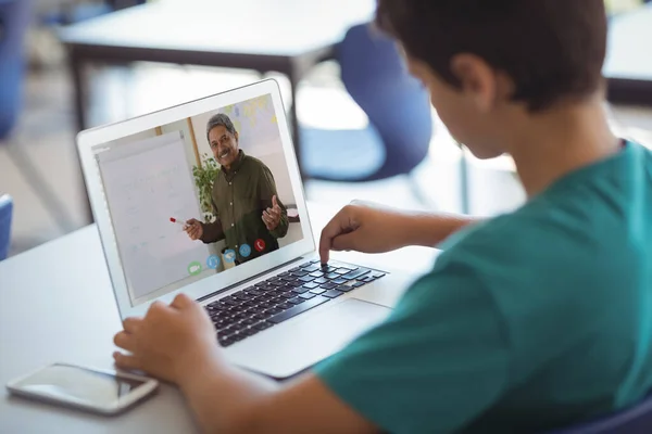 Männliche Kaukasische Schüler Mit Einem Videoanruf Mit Einem Männlichen Lehrer — Stockfoto