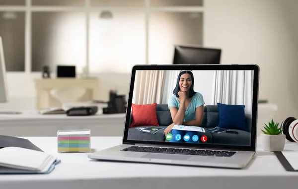 デスクでノートパソコンの画面でビジネスビデオ通話をしている白人女性 オンライン会議隔離中の隔離作業 — ストック写真