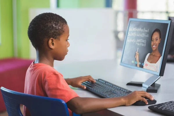 Αφροαμερικάνος Μαθητής Που Χρησιμοποιεί Υπολογιστή Βιντεοκλήση Γυναίκα Δάσκαλο Online Εκπαίδευση — Φωτογραφία Αρχείου