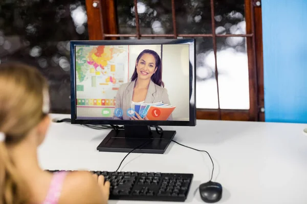 Kaukázusi Iskolás Lány Számítógépet Használ Videóhívásra Női Tanárnővel Online Oktatás — Stock Fotó