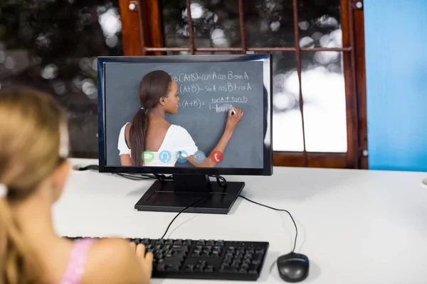 Kaukasische Schülerin Mit Computer Auf Videoanruf Mit Lehrerin Online Unterricht — Stockfoto