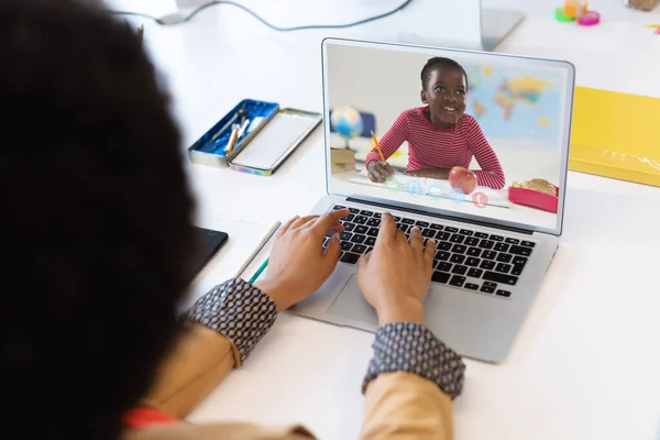 Учительница Смешанной Расы Использует Ноутбук Видеозвонка Школьницей Онлайн Обучение Пребывание — стоковое фото