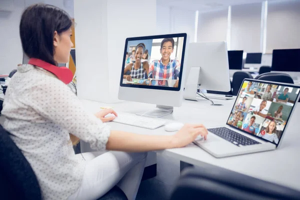 Кавказька Вчителька Користуючись Комп Ютером Ноутбуком Відео Школярами Онлайн Освіта — стокове фото