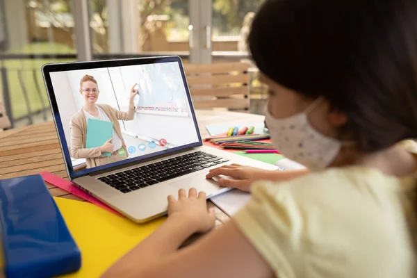 Estudante Caucasiana Usando Máscara Facial Usando Laptop Videochamada Com Professora — Fotografia de Stock