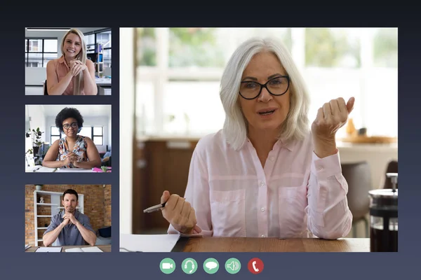 ビデオ通話中にコンピュータ画面に表示される多様なビジネス女性やビジネスマン Covid 19パンデミックの間の社会的距離通信技術の職場 — ストック写真
