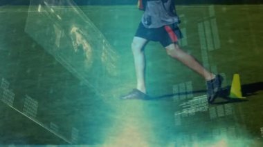 Veri işleme, tarama ve analizlerin animasyonu, arka plandaki futbol sahasında topa tekme atan bir futbolcunun alt kısmıyla birlikte.