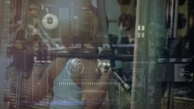 Veri işleme, çizelge ve analizlerinin animasyonu. Beyaz bir kadınla spor salonunda arka planda ağırlık eğitim makinesinde çalışıyor.