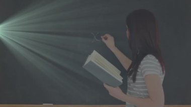 Karatahtaya matematik formülü yazan kadın okul öğretmeninin animasyonu. Eğitim ve eğitim kavramı dijital olarak oluşturulmuş imaj.