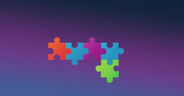 紫の背景に自閉症啓発月間のシンボルを形成する複数の色のパズル要素のアニメーション 自動認識サポートコンセプトデジタル生成された画像 — ストック動画