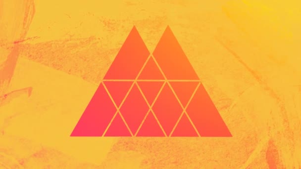 通过前景中黄色双峰三角形窗户看到的热橙色和粉色背景的动画 — 图库视频影像