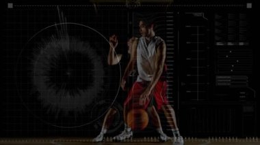 Arka plandaki kapalı bir sahada basketbol oynayan iki adamın veri işleme, tarama ve analizlerinin animasyonu