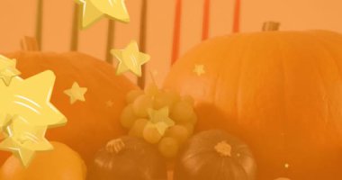 Kwanzaa mumları ve balkabaklarının üzerindeki altın yıldızların animasyonu. Kwanzaa şenliği, kutlama ve gelenek konsepti dijital olarak oluşturulmuş video.