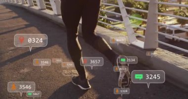 Afrika kökenli Amerikalı bir adamın koşması üzerine medya simgelerinin canlandırılması. Küresel iş ve dijital arayüz kavramı dijital olarak oluşturulmuş video.