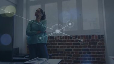 Akıllı telefondan konuşan çift ırklı iş kadını üzerinden bağlantı ağının animasyonu. Dijital video oluşturulmuş konsept sırasında küresel iş.