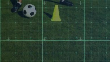 Bir futbol oyuncusunun arka plandaki futbol sahasında aldığı eğitimin düşük bölümüyle üç boyutlu bir ızgaradaki bağlı noktalar ağının animasyonu