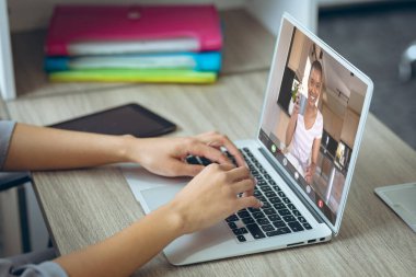 Kafkasyalı iş kadınının elleri laptopta ofisteki iş arkadaşıyla tartışıyor. Değiştirilmemiş, toplantı, iş dünyası, webinar, takım çalışması, iletişim ve teknoloji kavramı.