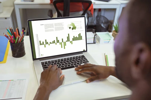 非裔美国商人在办公室用笔记本电脑分析商业报告 未经改动的图表 战略和技术概念 — 图库照片