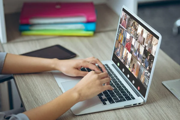 Las Manos Cortadas Mujer Caucásica Videoconferencia Con Los Compañeros Trabajo —  Fotos de Stock