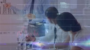 Çeşitli iş adamları üzerinde finansal veri işleme animasyonu. Küresel iş ve veri işleme kavramı dijital video oluşturuldu.