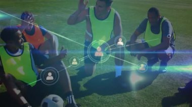 Arka plandaki bir futbol maçı sonrasında sahada dinlenen bir futbol takımıyla bağlantı ve veri paylaşımı ağının animasyonu