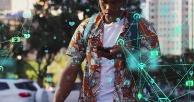 Akıllı telefon kullanan Afro-Amerikan bir adamın medya simgelerinin animasyonu. Küresel iş ve dijital arayüz kavramı dijital olarak oluşturulmuş video.