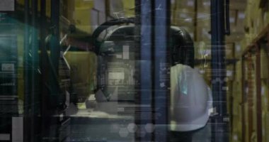 Forklift ve depo üzerinde dijital veri işleme animasyonu. Küresel veri işleme kavramı dijital oluşturulmuş video.