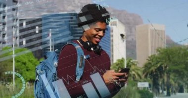 Akıllı telefon kullanan Afro-Amerikan bir adamın veri işleme animasyonu. Küresel iş ve dijital arayüz kavramı dijital olarak oluşturulmuş video.