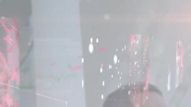 Beyaz adam üzerindeki veri işleme ve bağlantı ağlarının animasyonu. Dijital olarak oluşturulan küresel bağlantılar ve veri işleme kavramı.