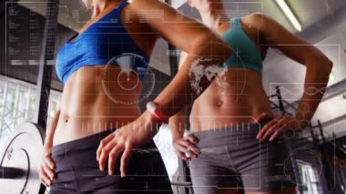 Beyazların spor salonundaki beyaz kadınlarla ilgili veri işleme animasyonu. Küresel spor, egzersiz ve veri işleme kavramı dijital olarak oluşturulmuş video.