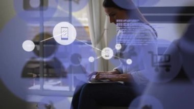 Laptop kullanan Kafkas iş kadını üzerindeki simgelerle bağlantı ağının animasyonu. Dijital olarak oluşturulmuş küresel bağlantılar, ağ ve veri işleme kavramı.