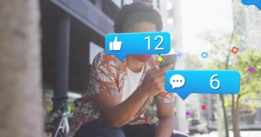 Akıllı telefon kullanan Afro-Amerikan bir adamın medya simgelerinin animasyonu. Küresel iş ve dijital arayüz kavramı dijital olarak oluşturulmuş video.