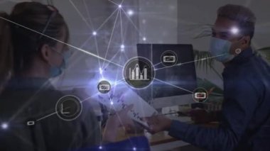 Yüz maskesi takan beyaz kadın ve erkek arasındaki bağlantı ağının animasyonu. Covid 19 konsepti sırasında küresel iş Dijital video oluşturuldu.