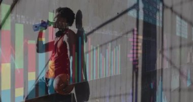 Afrika kökenli Amerikalı bir adamın su içmesi üzerine veri işleme animasyonu. Küresel iş ve dijital arayüz kavramı dijital olarak oluşturulmuş video.