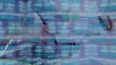 Yazan kişi üzerinde dijital veri işleme animasyonu. Küresel veri işleme kavramı dijital oluşturulmuş video.