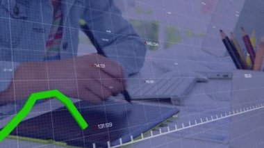 Yazan kişi üzerinde dijital veri işleme animasyonu. Küresel veri işleme kavramı dijital oluşturulmuş video.