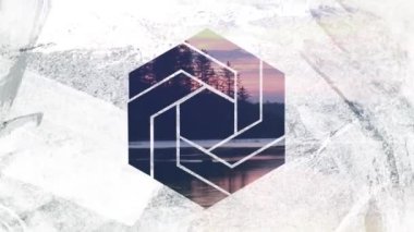 Gün batımında bir orman ve nehrin animasyonu ön planda beyaz altıgen şekilli bir pencereden görülüyor.