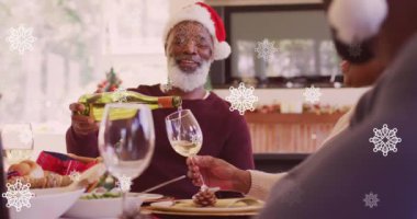 Afro-Amerikan ailesinin üzerine düşen kar animasyonu Noel yemeği yiyor. Noel, kutlama ve dijital arayüz kavramı dijital olarak oluşturulmuş video.